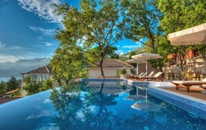 Una piscina al aire libre