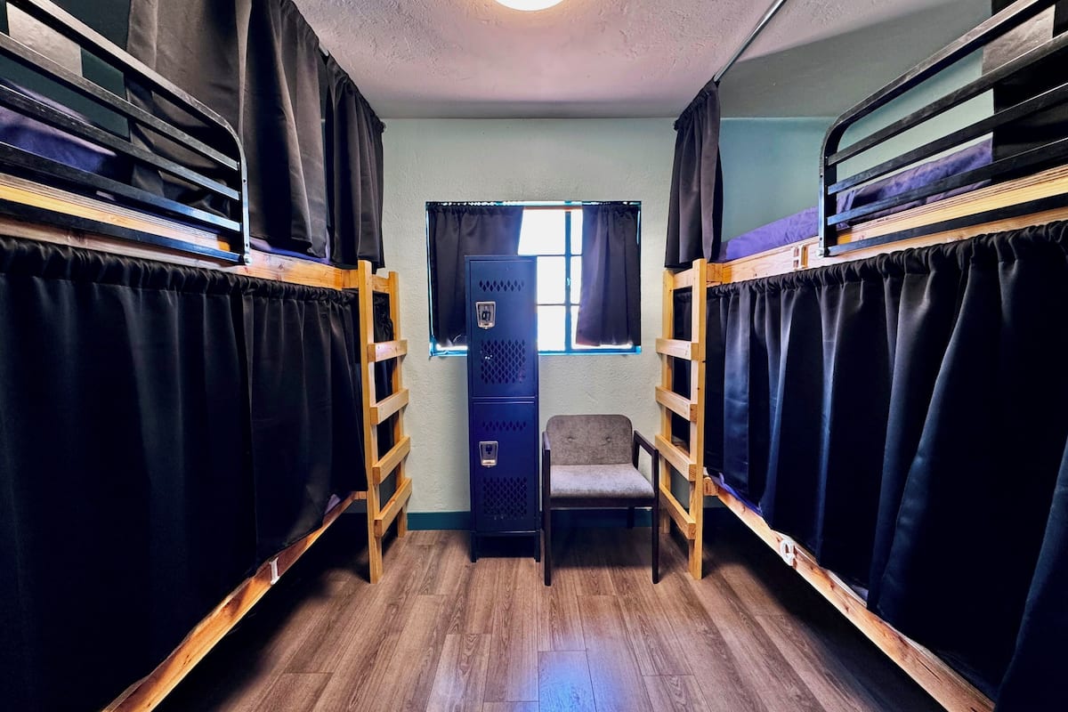 Bed in 8 Bed Mixed Dorm Ensuite | 1 habitación, caja de seguridad en la habitación y insonorización