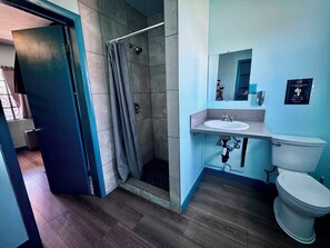 Standaard slaapzaal | Badkamer | Een douche, handdoeken, toiletpapier