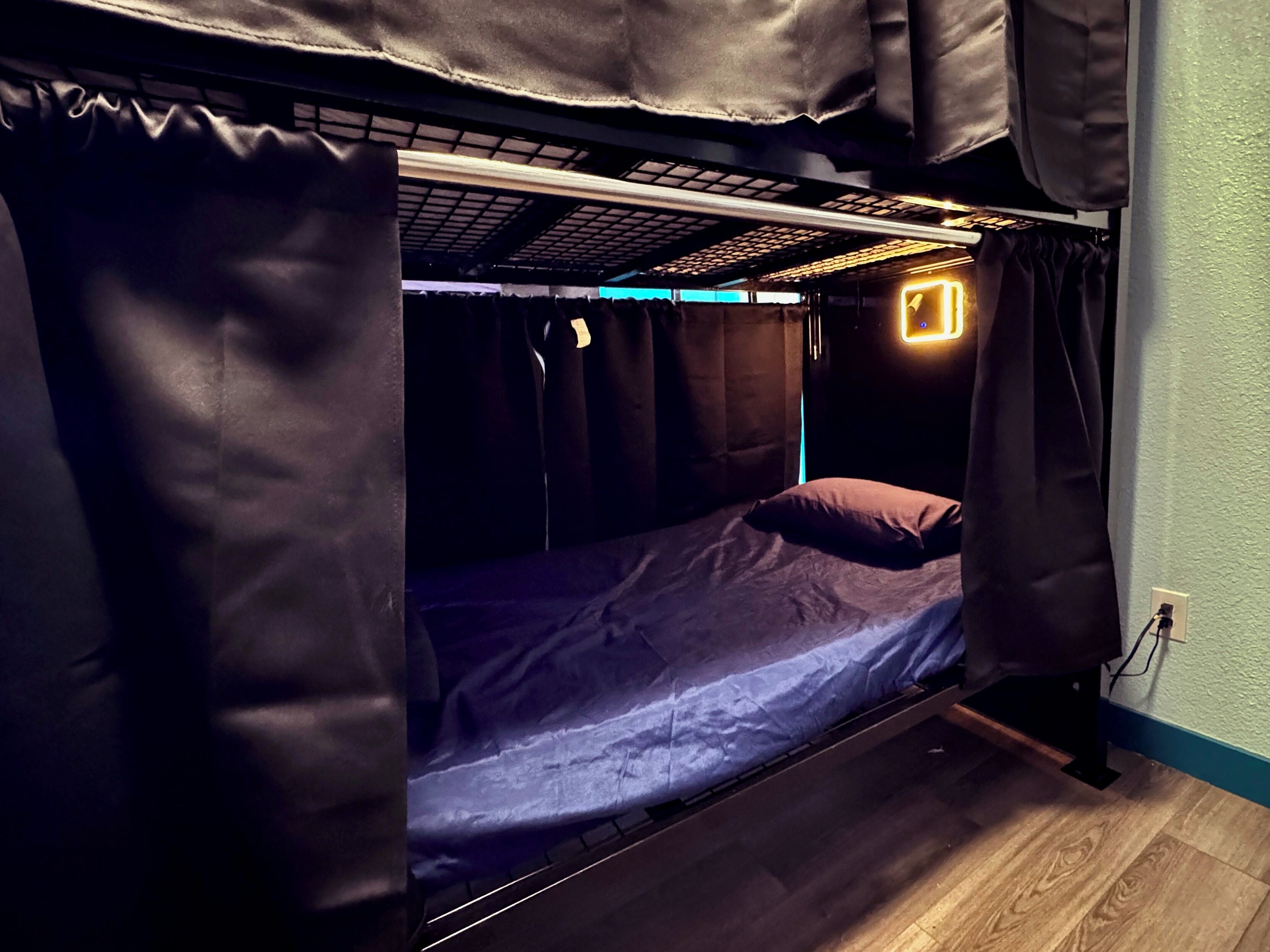 Bed in 8 Bed Mixed Dorm Ensuite | Caja fuerte, sistema de insonorización, tabla de planchar con plancha