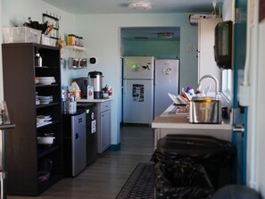 Een 50-inch flatscreentelevisie met kabelzenders en televisie