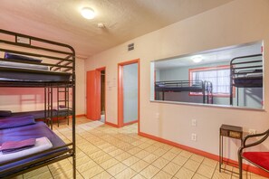In-room safe, soundproofing, iron/ironing board, free WiFi - Sin City Hostel Las Vegas (Las Vegas)