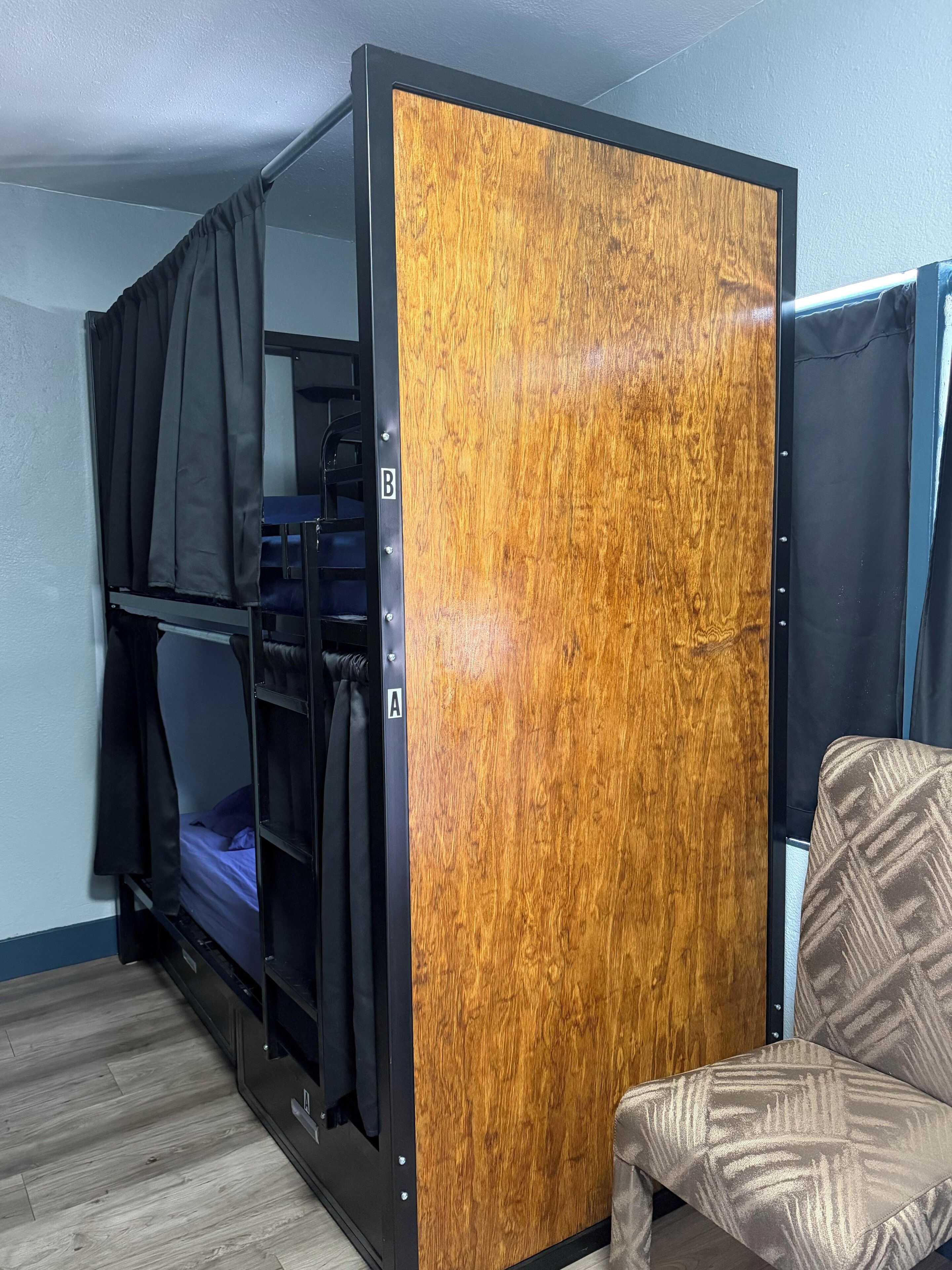 Caja de seguridad en la habitación y sistema de insonorización 