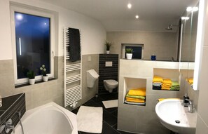 Baignoire, sèche-cheveux, serviettes fournies, papier toilette