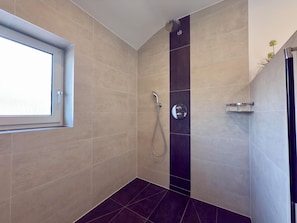 Baignoire, séchoir à cheveux, serviettes fournies, papier de toilette