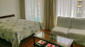 Standaard appartement, Meerdere bedden | Een strijkplank/strijkijzer, gratis wifi, beddengoed