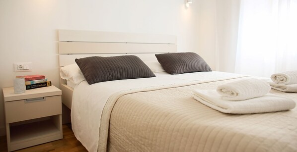 Departamento de lujo, 2 habitaciones | 1 habitación, caja de seguridad en la habitación y insonorización