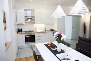 Departamento de lujo, 2 habitaciones | 1 habitación, caja de seguridad en la habitación y insonorización