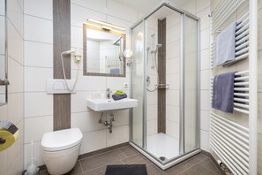 Departamento clásico, 2 habitaciones | Baño | Regadera, amenidades de baño gratuitas, secadora de cabello, pantuflas