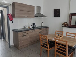 Réfrigérateur, micro-ondes, plaque de cuisson, cafetière/bouilloire