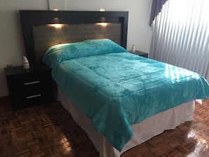 1 habitación, ropa de cama de alta calidad y escritorio