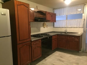 Refrigerador con freezer, horno, placa de cocina, utensilios de cocina