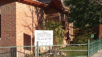Vista frontal de la propiedad