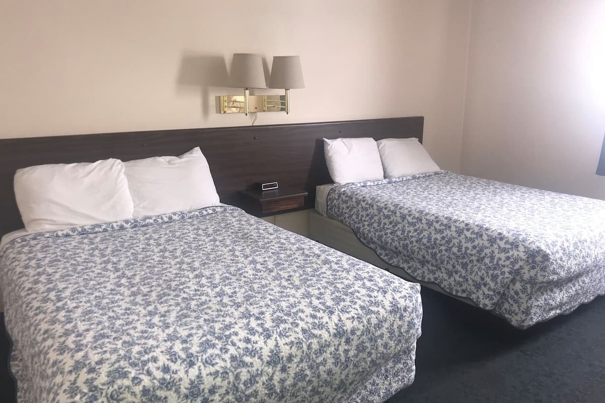 Quarto standard, 2 camas de casal | Wi-Fi de cortesia