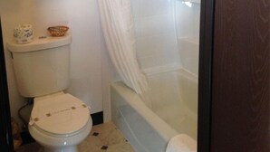 Shower, hair dryer, towels - Garrison Motel (Garrison)