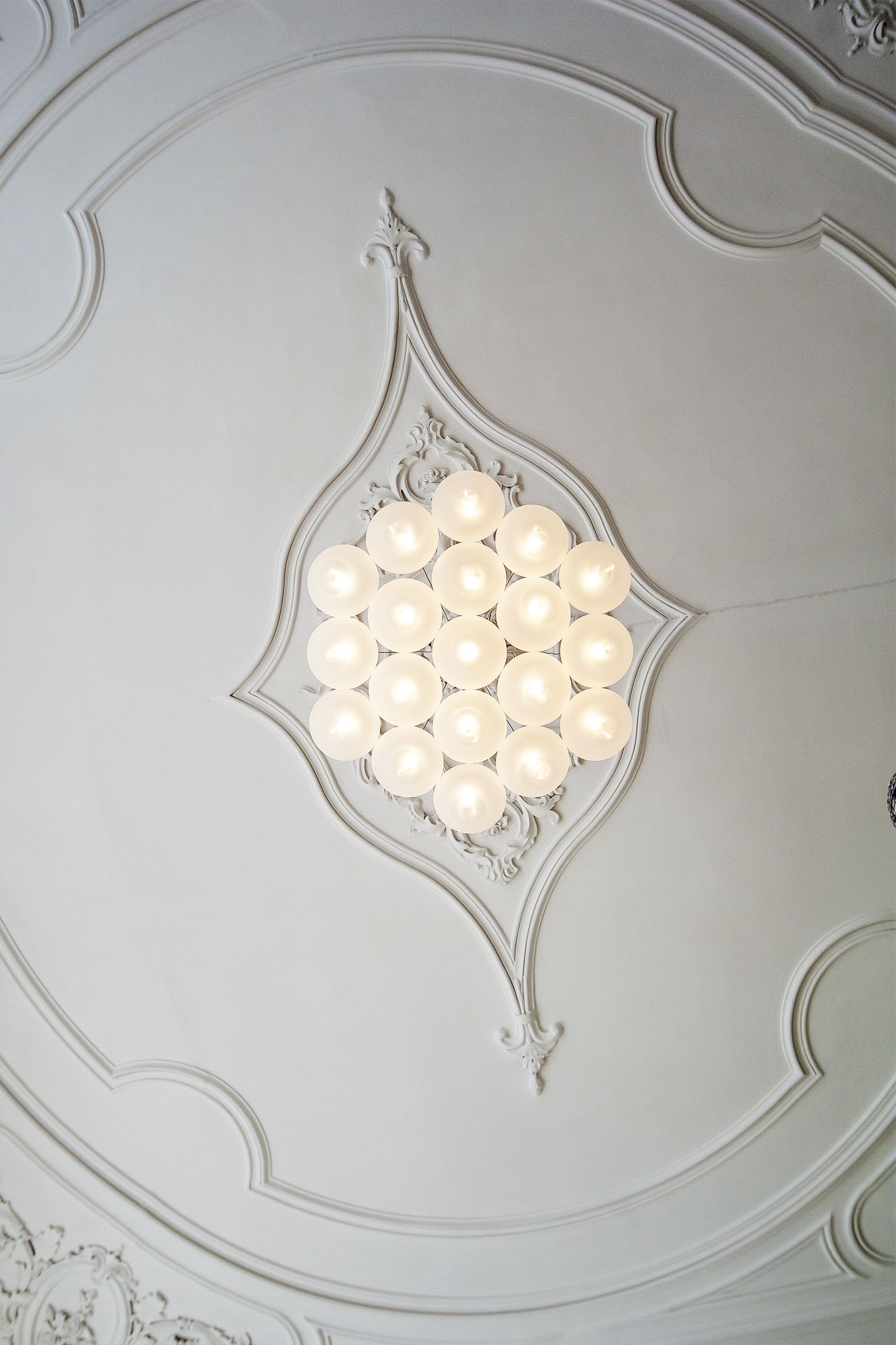 A ceiling with a decorative light fixture.