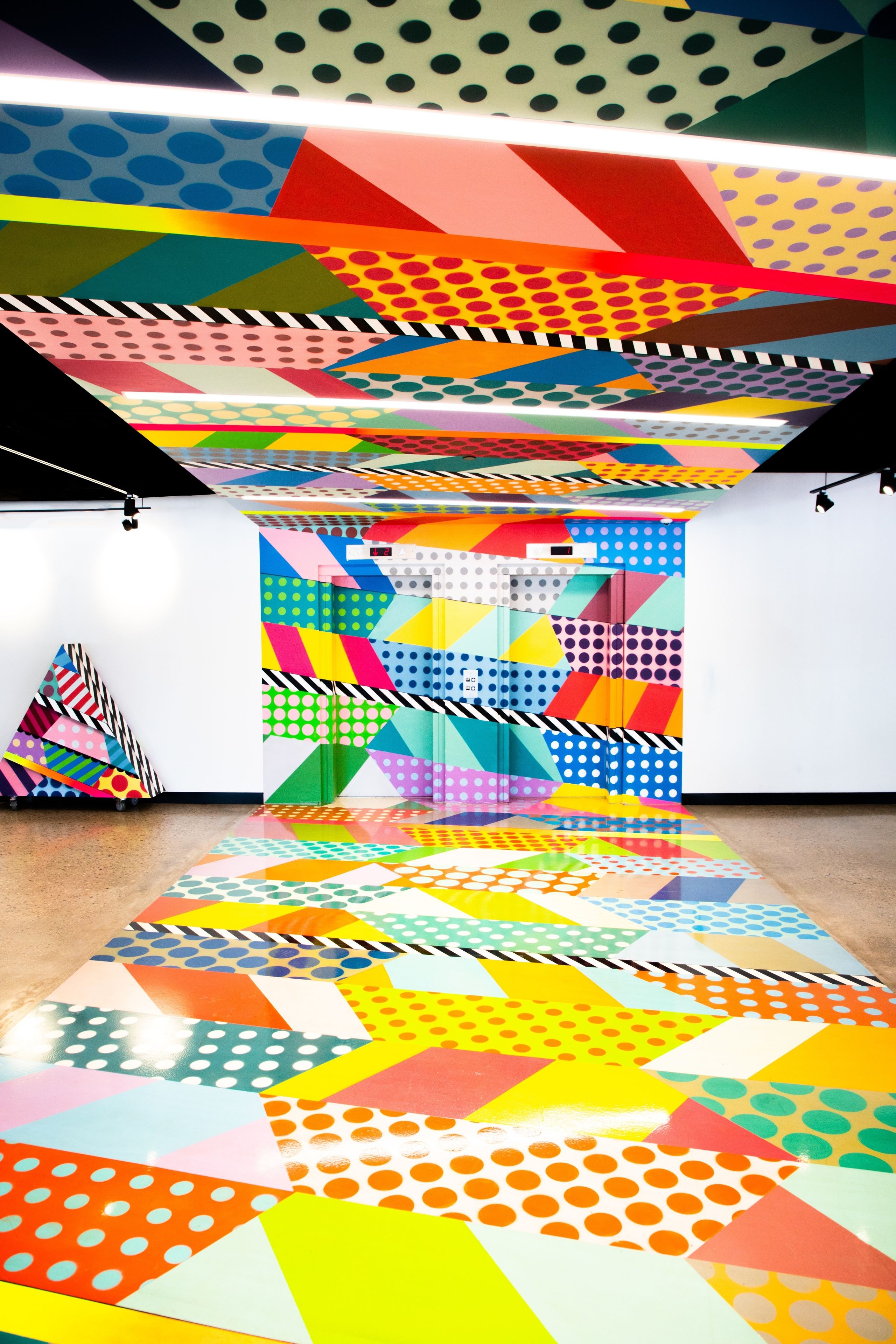 Un patrón geométrico y colorido en el suelo y las paredes de una habitación.