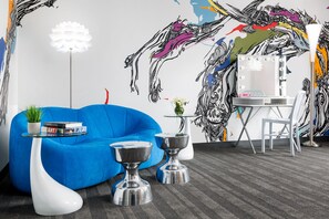 Suite – signature | Oppholdsområde | En 55-tommers Flatskjerm-TV med digitale kanaler samt TV