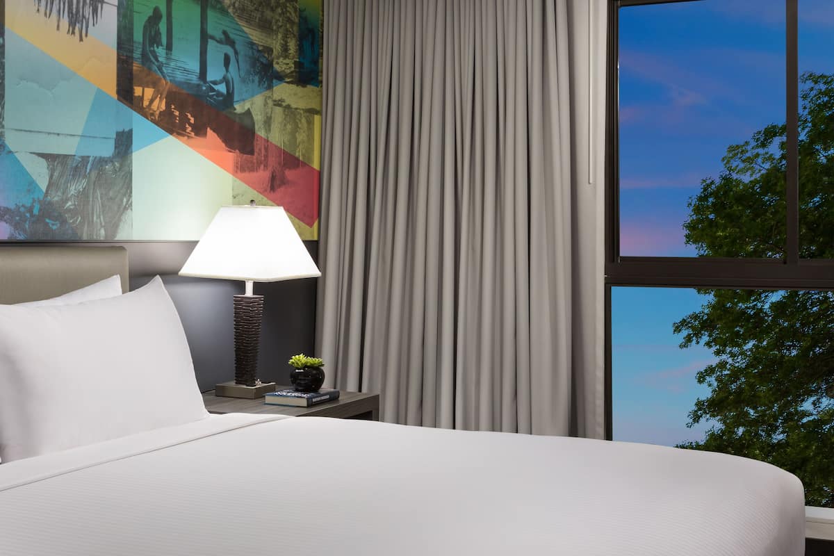 Caixa forta a l'habitació i escriptori