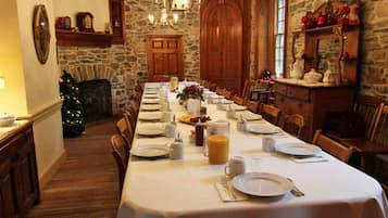 Sudah termasuk sarapan lengkap setiap hari