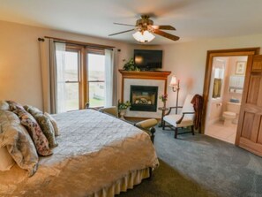 Down comforters, individually decorated, free WiFi