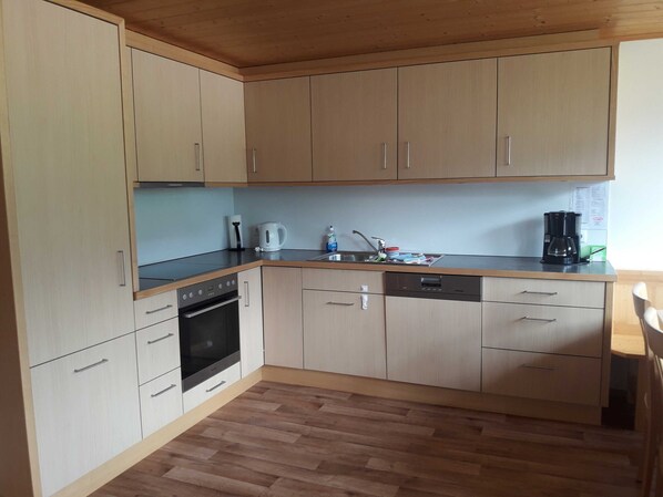 Kühlschrank, Ofen, Geschirrspüler, Wasserkocher mit Kaffee-/Teezubehör