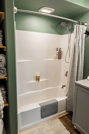 Bathroom - Cloudberry Cabin (Tok)