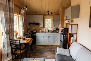 Refrigerador, microondas, cafetera/tetera, utensilios de cocina