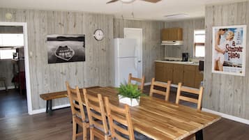 Deluxe-Ferienhaus, Mehrere Betten, Nichtraucher | Wohnbereich | 43-Zoll-Fernseher mit Kabelempfang
