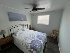 2 bedrooms, individually decorated, free WiFi, bed sheets - Little Ted's Cottages (Marblehead)