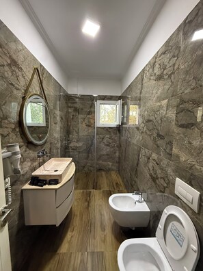 Double Room | Bathroom | Shower, free toiletries, hair dryer, towels - Hotel Red Apple (Mbrostar Ura)
