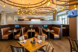 Daily cooked-to-order breakfast for a fee - Holiday Inn Lexington - Hamburg by IHG (Lexington)