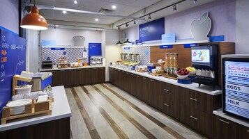 Café da manhã com buffet grátis todos os dias