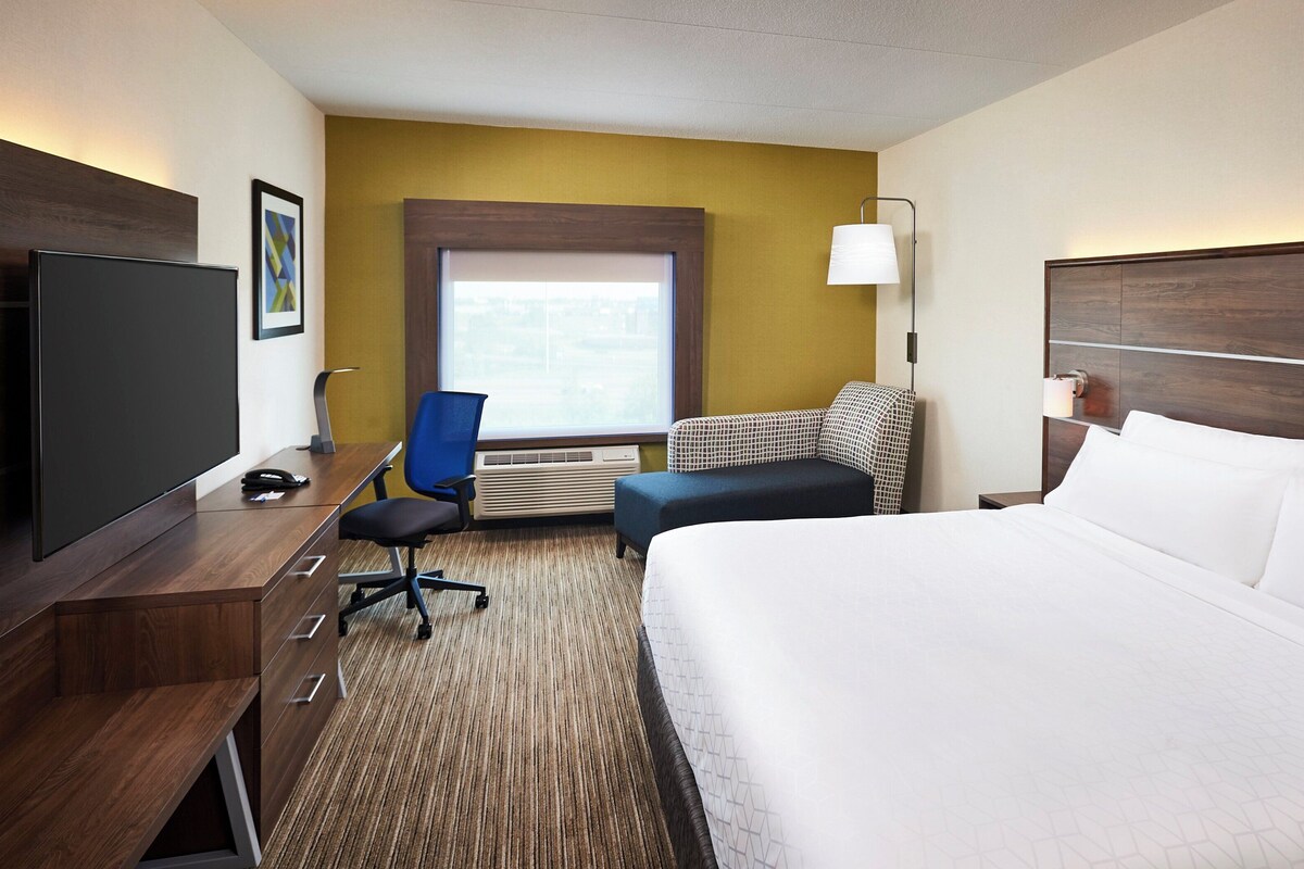 Standard Room, 1 King Bed | Premium bedding, pillowtop beds, in-room safe, desk