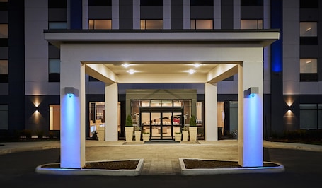 Fachada. Holiday Inn Express and Suites Brantford by IHG