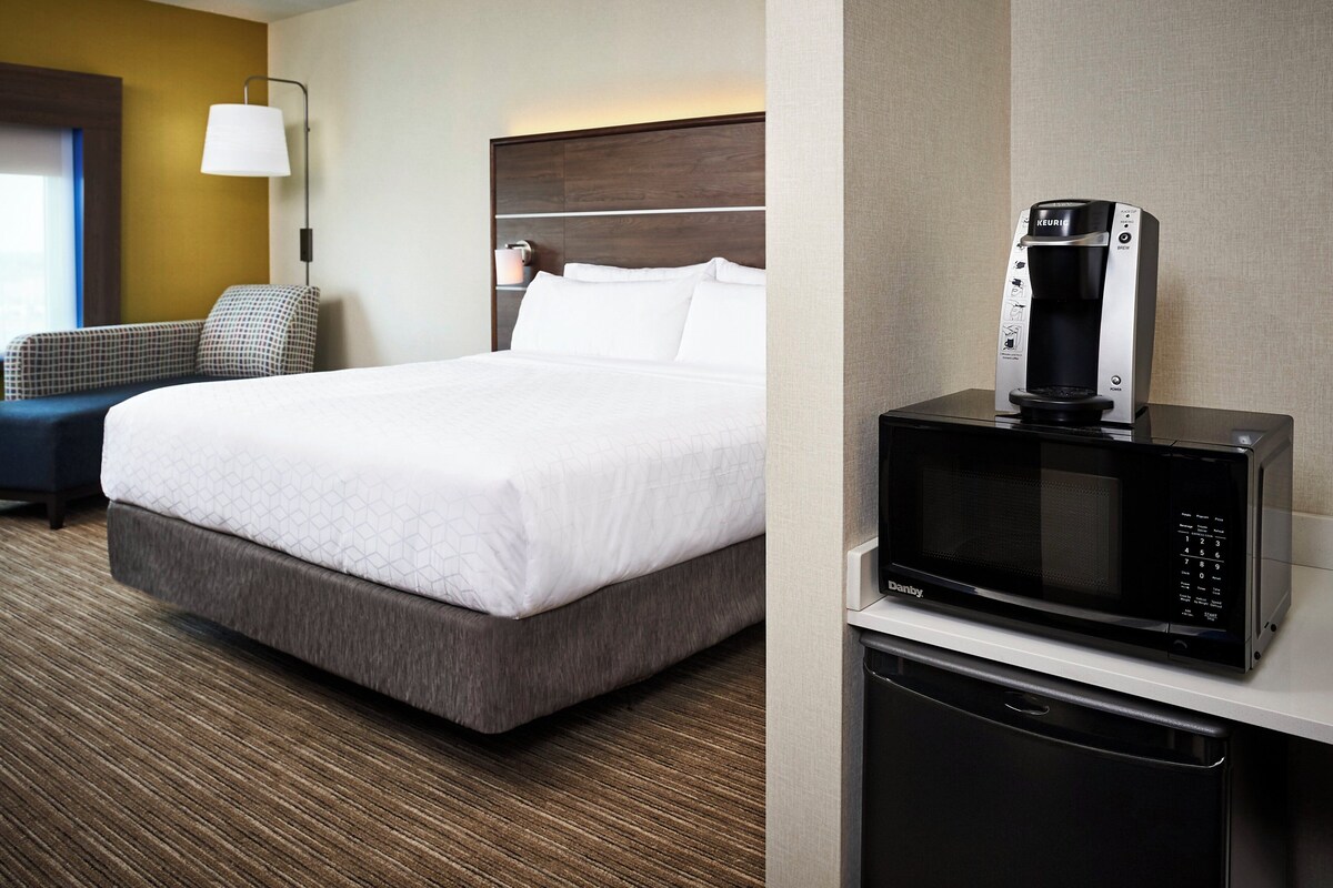 Premium bedding, pillowtop beds, in-room safe, desk