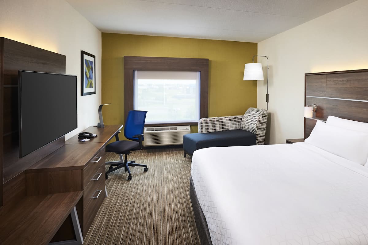 Standard Room, 1 King Bed | Premium bedding, pillowtop beds, in-room safe, desk