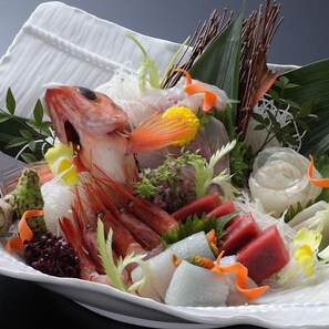 Un piatto di pesce con diversi ingredienti.