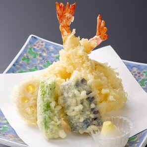 A plate of tempura with shrimp and vegetables. - Hokuriku Awara Onsen Matsuya Sen Sen (Awara)