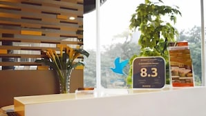 En receptionsdisk med moderne design, en potteplante og et skilt der angiver en pris på 8,3 dollars.