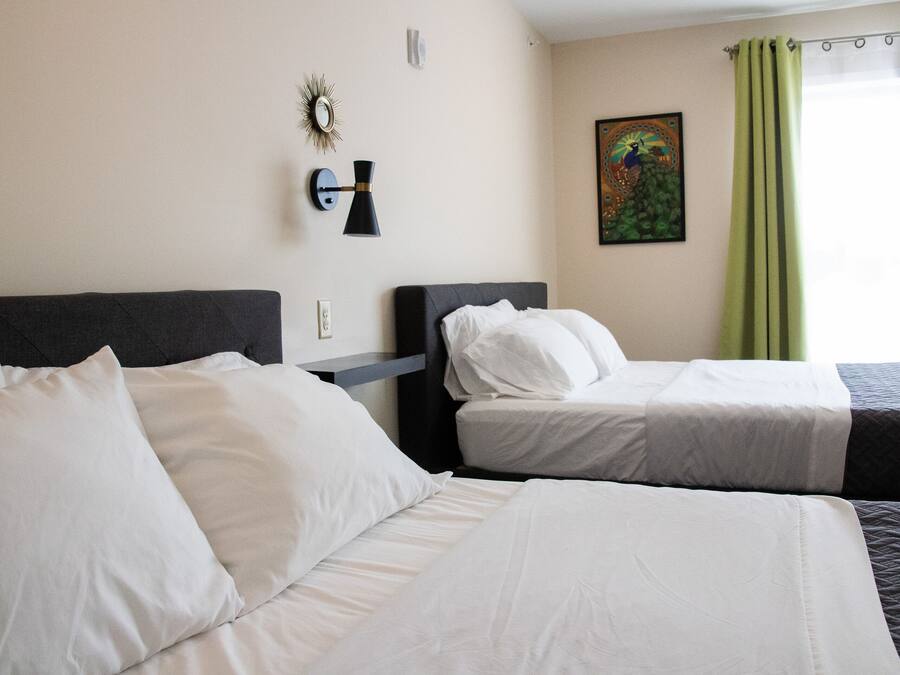 Tabla de planchar con plancha, wifi gratis y ropa de cama