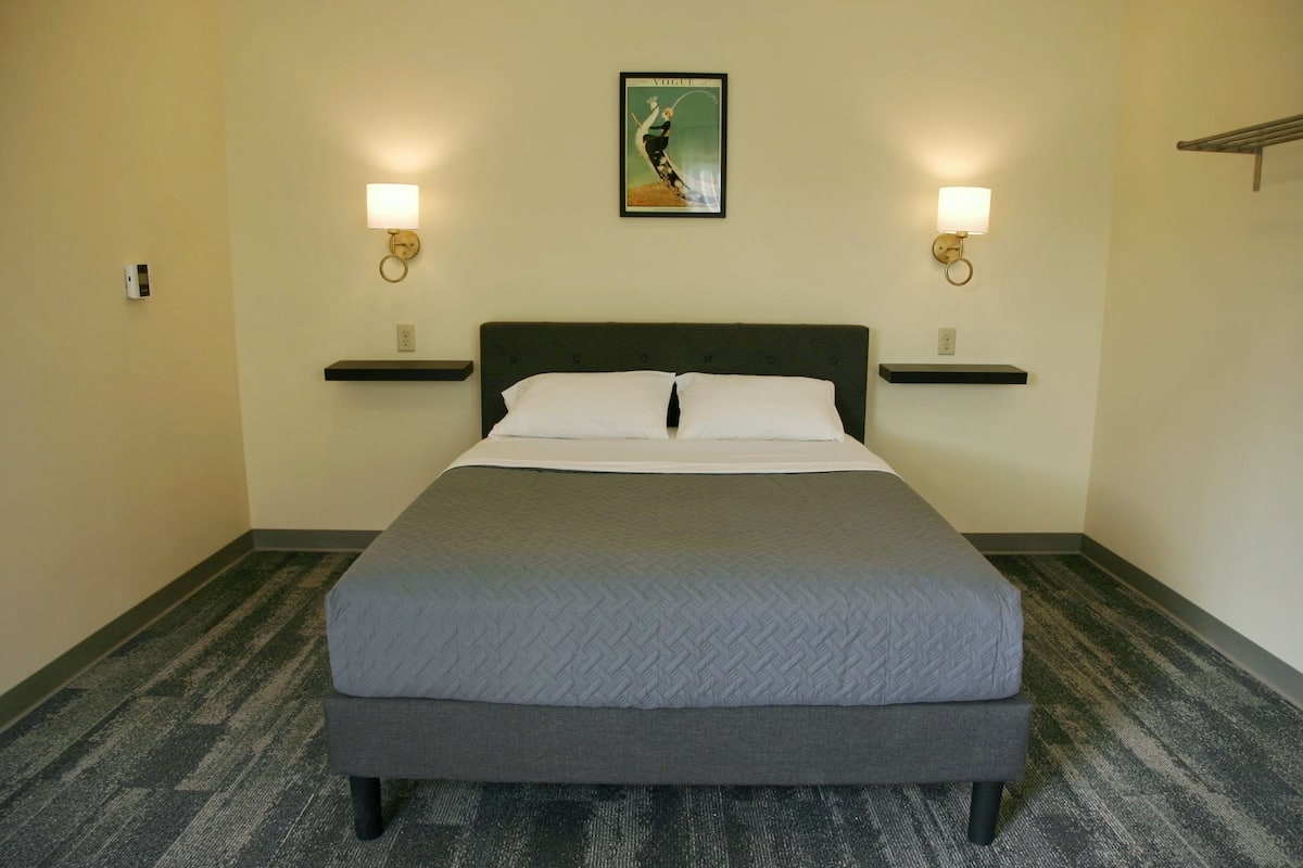 Standard Room, 1 Katil Ratu (Queen) (#111) | Seterika/papan seterika, Wi-fi percuma, cadar katil