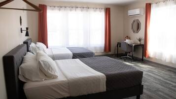 Tabla de planchar con plancha, wifi gratis y ropa de cama
