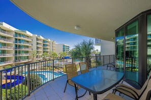 Outdoor dining - Relaxing Luxury Phoenix on the Bay 1213 (Orange Beach)