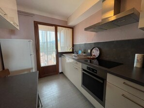 Fridge, microwave, oven, stovetop - T3 Apartment in Banyuls-sur-Mer, loggia, secure parking (Banyuls-sur-Mer)