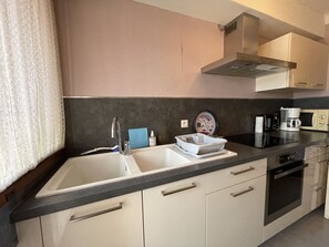 Fridge, microwave, oven, stovetop - T3 Apartment in Banyuls-sur-Mer, loggia, secure parking (Banyuls-sur-Mer)