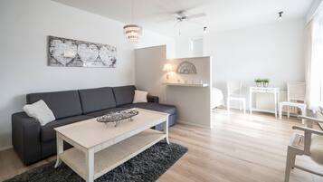 Luxe studio, uitzicht op rivier, aan zee | Woonruimte | Een flatscreentelevisie en betaalfilms