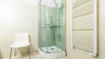 Luxe appartement, 1 slaapkamer, uitzicht op rivier, aan zee | Badkamer | Gratis toiletartikelen, een haardroger, handdoeken