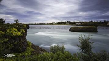 Luxe appartement, 1 slaapkamer, uitzicht op rivier, aan zee | Luxe beddengoed, een strijkplank/strijkijzer, gratis babybedden
