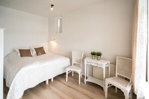 Luxury Studio, River View, Oceanfront | Premium bedding, iron/ironing board, free cots/infant beds, free WiFi - River Apartments (Selfoss)